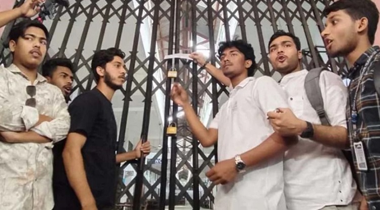 ঢাকা পলিটেকনিকে তালা ঝুলালেন শিক্ষার্থীরা
