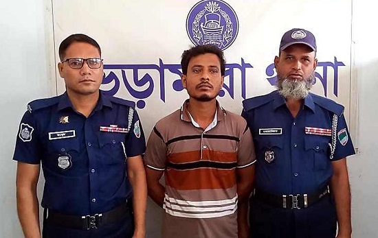 ভেড়ামারায় জুয়াড়ি ছেলেকে পুলিশে দিলেন বাবা