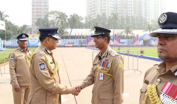 পুলিশ ফোর্স এক্সেমপ্লারি গুড সার্ভিস ব্যাজ-২০২৪ পেলেন এসএমপর পুলিশ কমিশনার রেজাউল করিম
