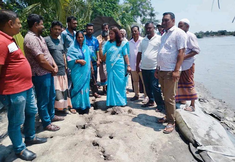 শ্যাামনগরে বেড়িবাঁধে ফাটল, পরিদর্শনে ইউএনও রণী খাতুন