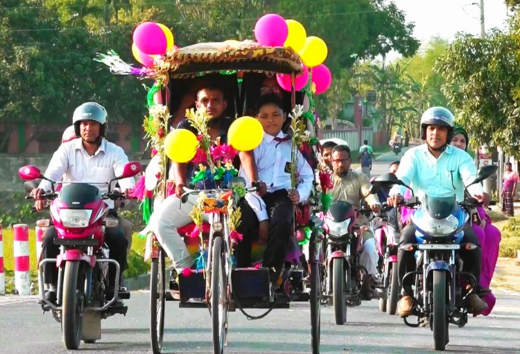 ফুল ফুলে সাজানো রিকশায় প্রধান শিক্ষকের রাজকীয় বিদায়