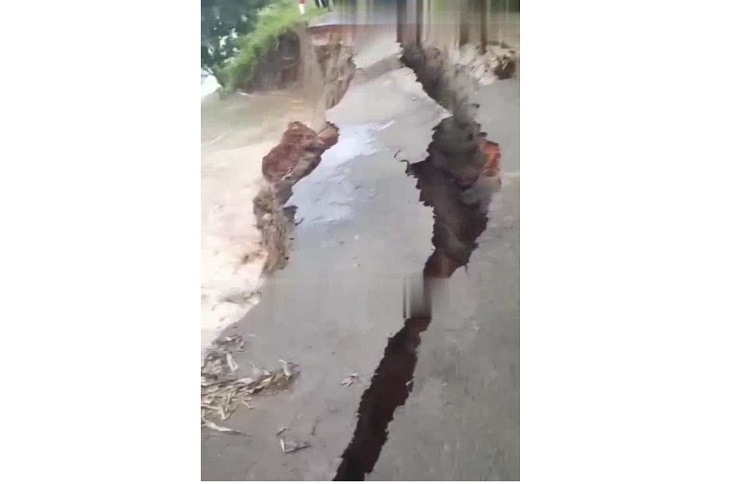 টুঙ্গিপাড়ায় নদী ভাঙনে ১০ গ্রামের মানুষের চলাচলের রাস্তা বন্ধ