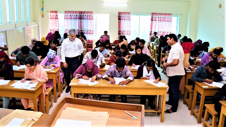 ভাসানী বিশ্ববিদ্যালয়ে গুচ্ছের ‘বি’ ইউনিটের ভর্তি পরীক্ষা অনুষ্ঠিত