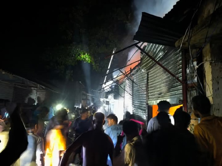 মধ্যনগরে ৬ টি দোকান আগুনে পুড়ে ছাই