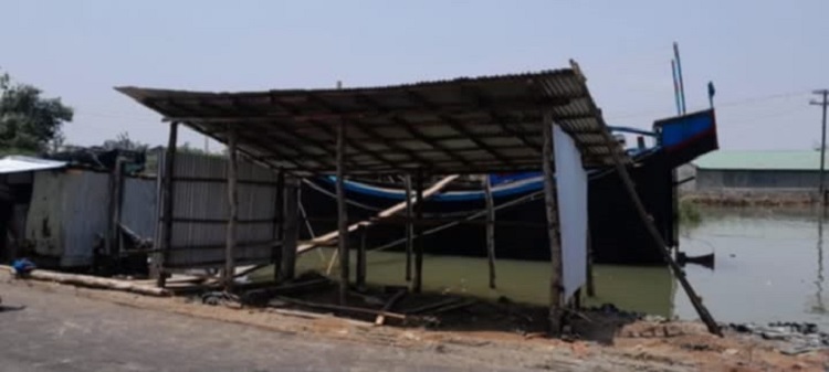 ঈদগাঁওয়ে খালের পাড় দখল করে দোকান নির্মাণ, আটক ২