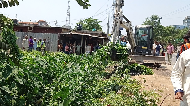 চৌদ্দগ্রামে ইউএনওর উদ্যোগে দখলমুক্ত হলো সরকারী খাল