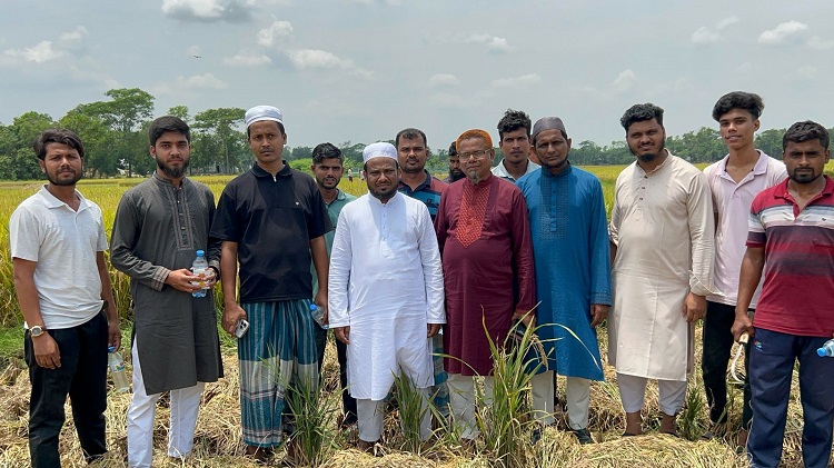 ব্রাহ্মণপাড়ায় কৃষকদের মাঝে পানি ও স্যালাইন বিতরণ