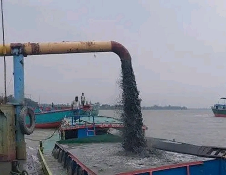 হিজলার সাওড়া সৈয়দখালীতে বালু উত্তোলন শুরু, নদী ভাঙনের শঙ্কা