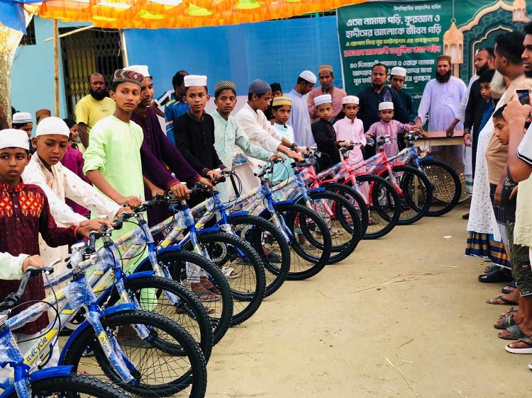 টানা ৪০ দিন জামাতে নামাজ পড়ে বাইসাইকেল পেল ১৩ কিশোর
