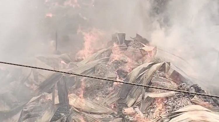 গাজীপুরে ঝুট গুদামে লাগা আগুনে জ্বলছে বসতবাড়ি