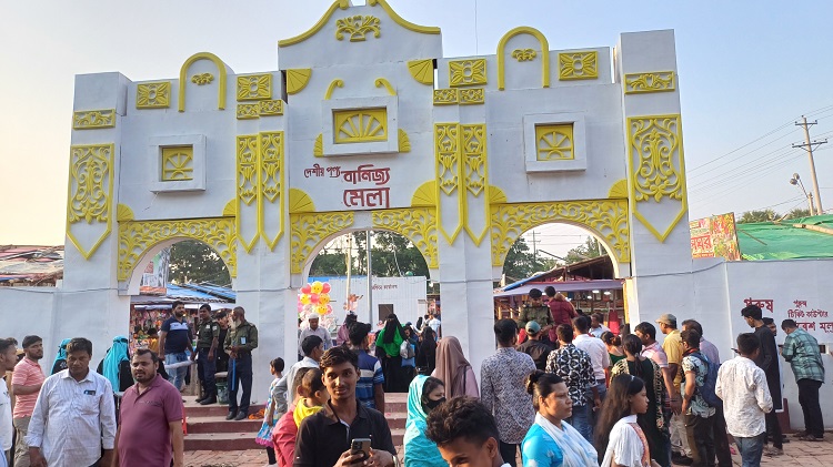 চন্দনাইশে বসেছে অনুমোদনহীন কোটি টাকার বাণিজ্য মেলা!