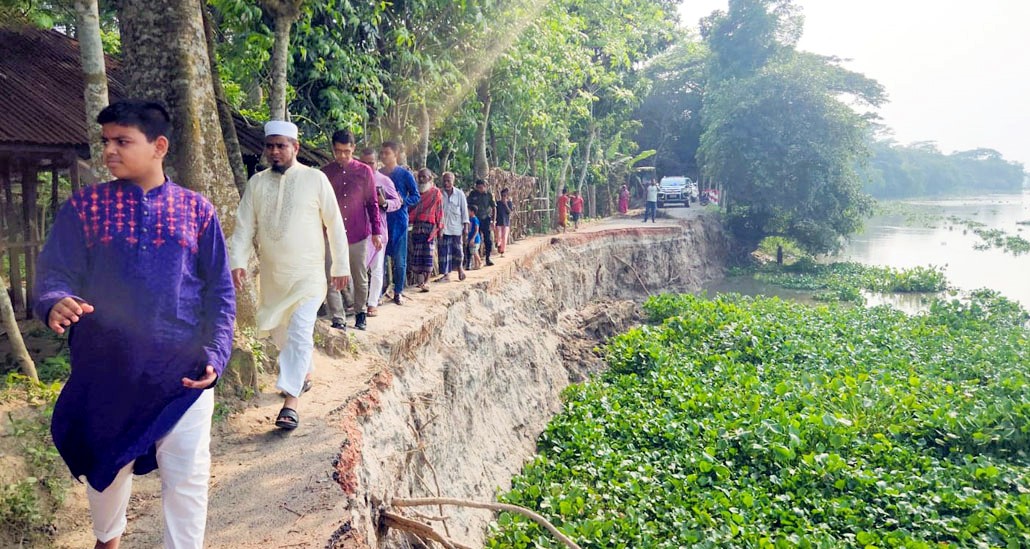 জেলা প্রশাসকের ভাঙ্গন কবলিত এলাকা পরিদর্শন