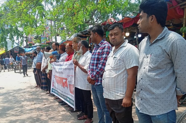 পার্বতীপুরে সাংবাদিক হত্যার হুমকির প্রতিবাদে মানববন্ধন
