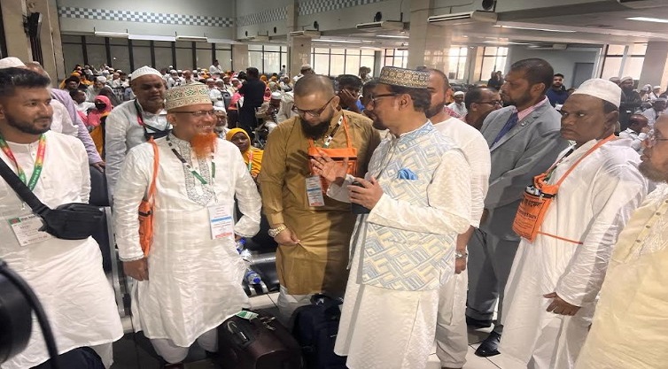 চট্টগ্রাম থেকে ৪১৯ হাজি নিয়ে ছেড়ে গেল প্রথম হজ ফ্লাইট
