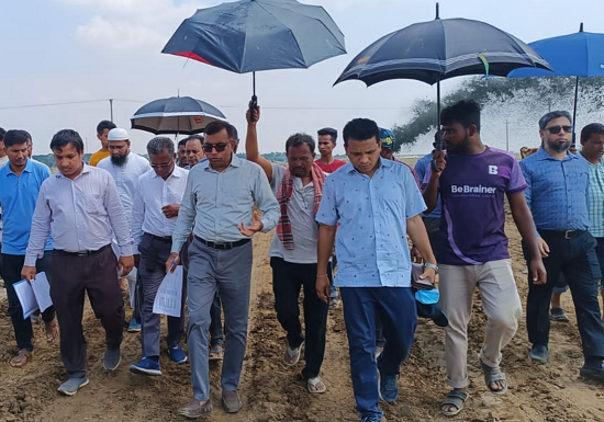 শাল্লায় স্থায়ী বাঁধের কাজ পরিদর্শনে অতিরিক্ত সচিব