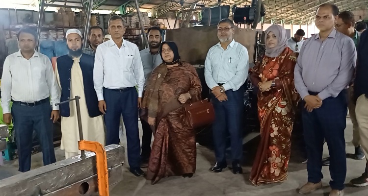 চন্দনাইশে কম্বাইন হারভেস্টার উৎপাদনের যাত্রা শুরু করেছে বাংলামার্ক