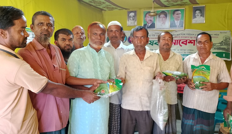 কালিহাতীতে কৃষক দলের পাটবীজ ও সার বিতরণ