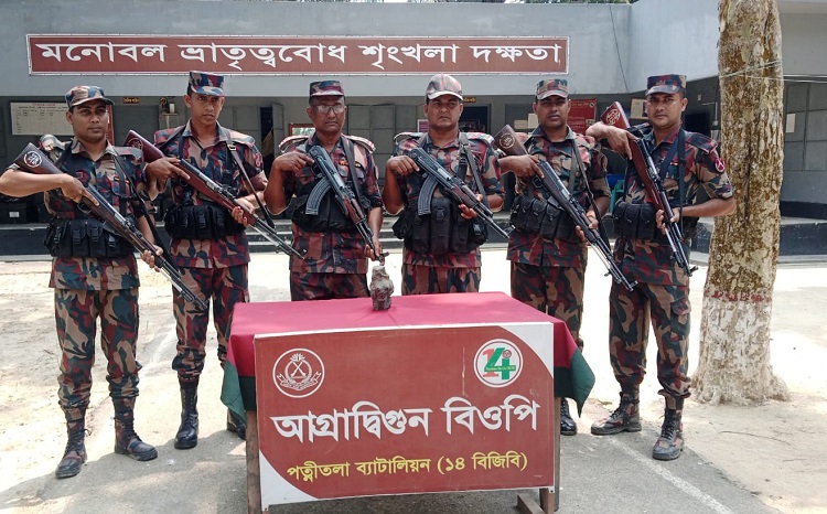 নওগাঁর ধামইরহাট সীমান্ত থেকে পাথরের মুর্তি উদ্ধার 