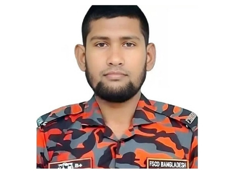 কসবায় ট্রাক এবং মোটরসাইকেল সংঘর্ষে ফায়ার ফাইটার নিহত
