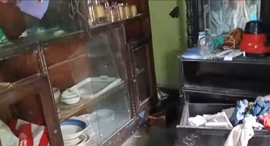 মির্জাগঞ্জে শিশুর গলায় ছুরি ধরে ডাকাতি