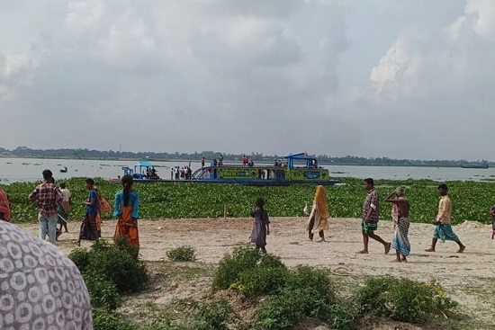 রায়পুরায় অবৈধভাবে বালু উত্তোলনকালে ড্রেজার জব্দ 