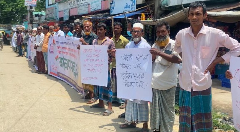 মিরসরাইয়ে অবৈধ স্থাপন উচ্ছেদ করতে মানববন্ধন