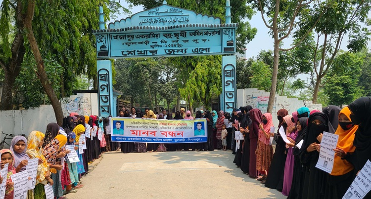 ফুলবাড়ীতে ছাত্রীকে নিয়ে মাদ্রাসা শিক্ষক উধাও