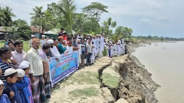 সোনাগাজীতে নদী ভাঙন রোধে এলাকাবাসীর মানববন্ধন