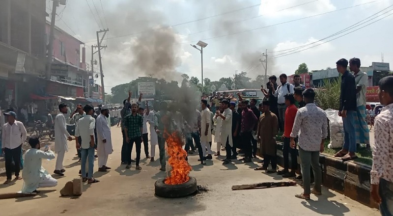 মাওলানা রইস হত্যার বিচার দাবিতে রাউজানে অবরোধ 