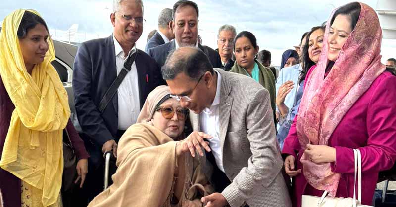 ‘ভাইয়ার খেয়াল রেখ,’ লন্ডনে বিদায় নেয়ার আগে নেতাকর্মীদের খালেদা জিয়া 