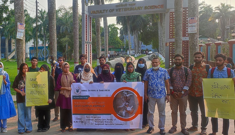 বাকৃবিতে হল প্রশাসনের বিরুদ্ধে বিক্ষোভ
