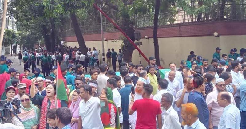 ফিরোজার সামনে নেতাকর্মীদের উপচেপড়া ভিড়