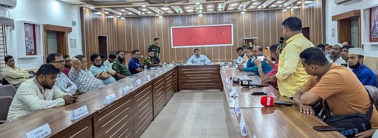 রায়পুরে হাট বাজারে ইজারার নামে যানবাহন থেকে টোল আদায় বন্ধ