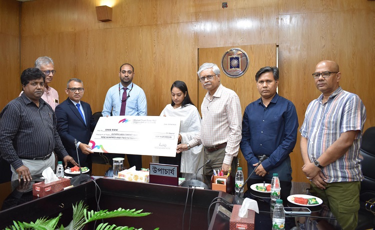 রাবির প্রয়াত শিক্ষক কাছে বীমার চেক দিল মিউচুয়াল ট্রাস্ট ব্যাংক