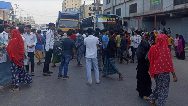 গাজীপুরে ট্রাকচাপায় নারীর মৃত্যু, মহাসড়ক অবরোধ  