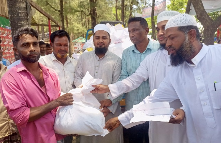 উখিয়ায় জেলেদের মাঝে খাদ্য সহায়তা শুরু