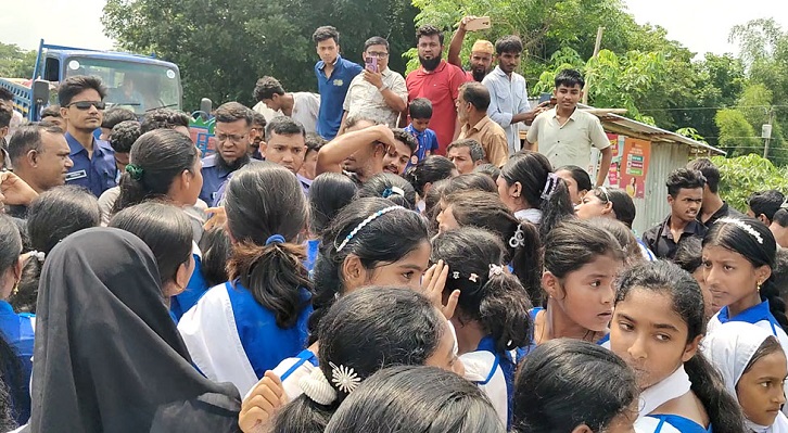 ছাত্রীকে কুপ্রস্তাব, শিক্ষকের পদত্যাগ ও বিচার দাবিতে শিক্ষার্থীদের বিক্ষোভ