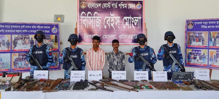 কোস্ট গার্ডের শ্বাসরুদ্ধকর অভিযানে অস্ত্র-গুলিসহ আটক ২