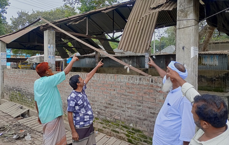 কাজিপুরের ঢেকুরিয়া হাটের বেহাল দশা সংস্কারের দাবি
