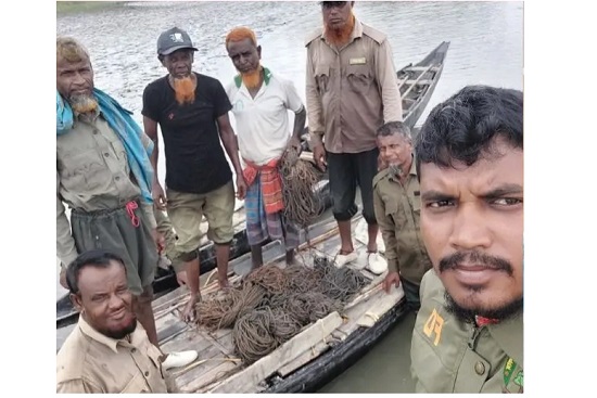 সুন্দরবন থেকে হরিণ শিকারের ফাঁদসহ নৌকা উদ্ধার