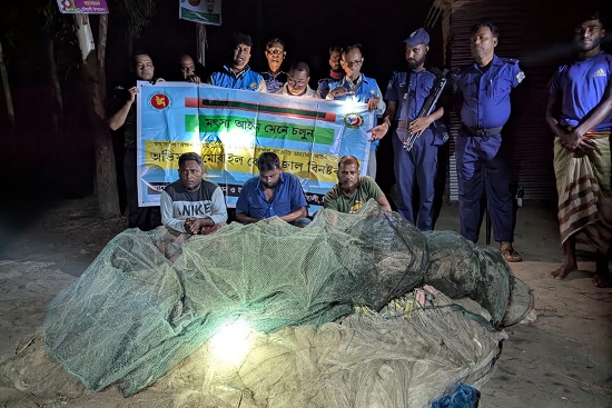 চৌহালীতে নিষিদ্ধ চায়না দুয়ারী ও ইলেকট্রিক শক জব্দ