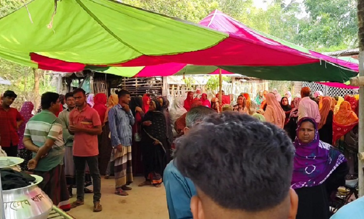 চলন্ত ট্রাকের পেছনে মাইক্রোবাসের ধাক্কা, নিহত ৩
