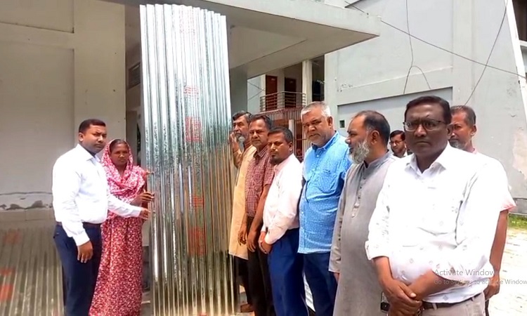 পীরগঞ্জে ১৪ পরিবারবে ঢেউটিন বিতরণ