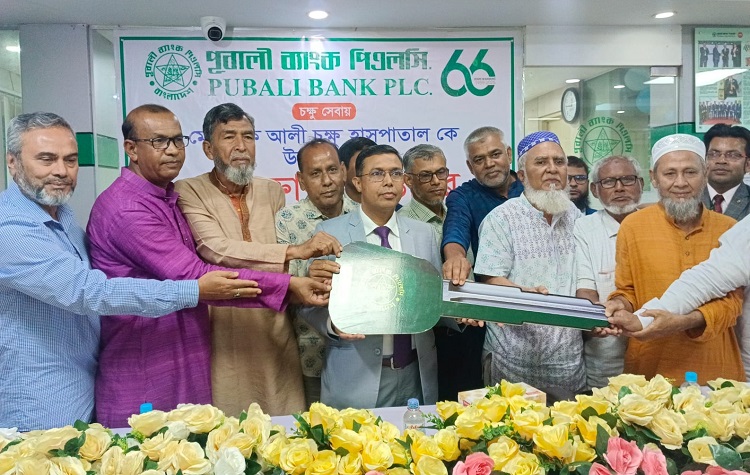 পীরগঞ্জে চক্ষু হাসপাতালে মাইক্রোবাসের চাবি হস্তান্তর