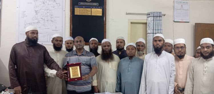 মনোহরদীতে ওসি জব্বারকে সন্মাননা ক্রেস্ট প্রদান