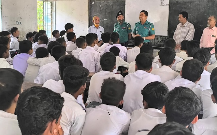 সচেতনতামূলক আলোচনায় পুঠিয়ার ওসি
