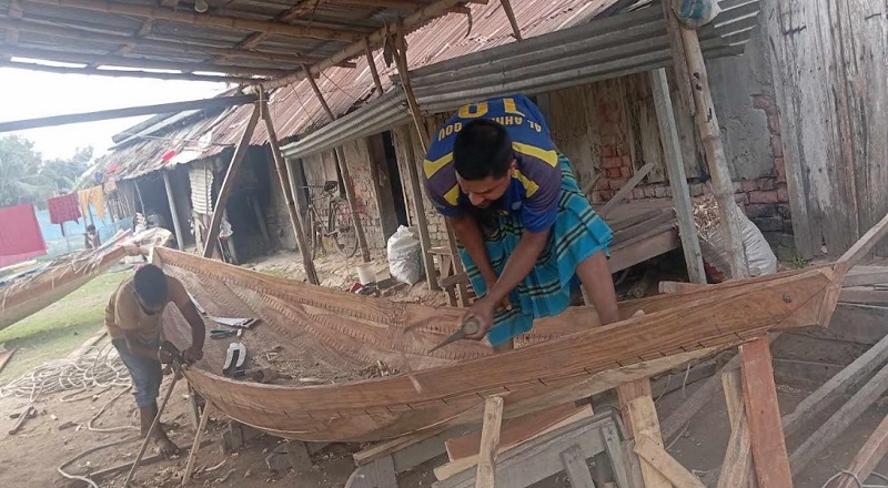মনিরুলের নৌকা তৈরী করাই একমাত্র পেশা