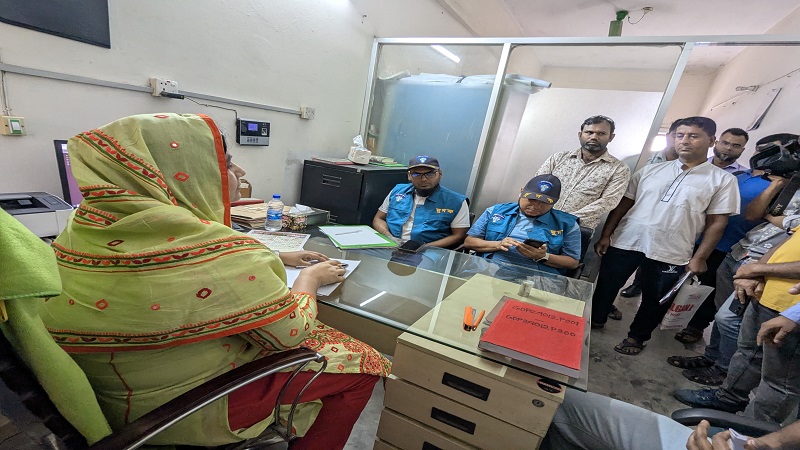 গোপালগঞ্জ বিআরটিএ কার্যালয়ে দুদকের হানা