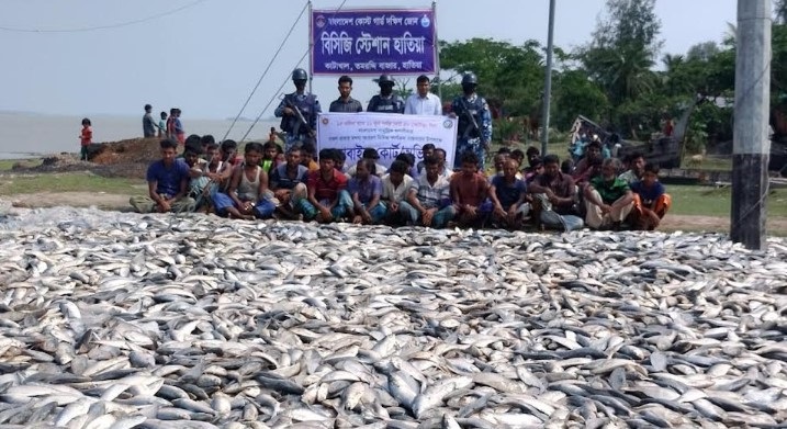 হাতিয়ায় কোস্ট গার্ড ও মৎস্য অধিদপ্তরের যৌথ অভিযান 