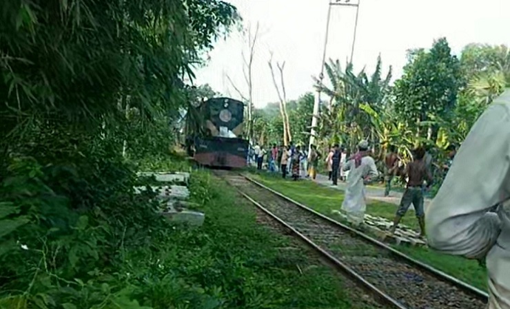 স্ত্রীর ওড়না দেখিয়ে থামালেন ট্রেন! অল্পের জন্য রক্ষা হাজারো যাত্রী